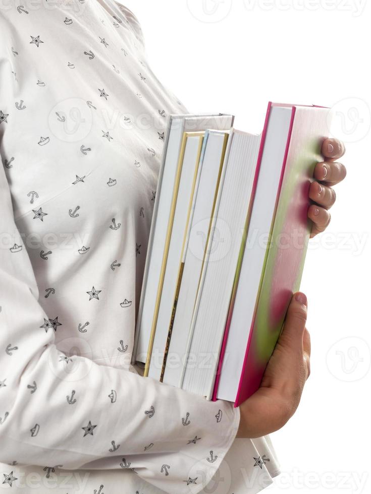 donna che tiene pila di libri primo piano foto