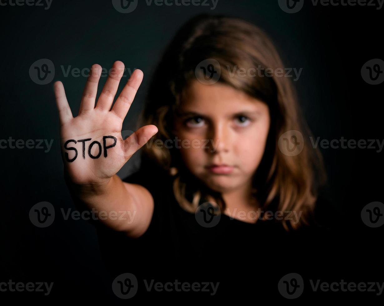 ragazza arrabbiata che mostra la mano che segnala di fermare la violenza foto