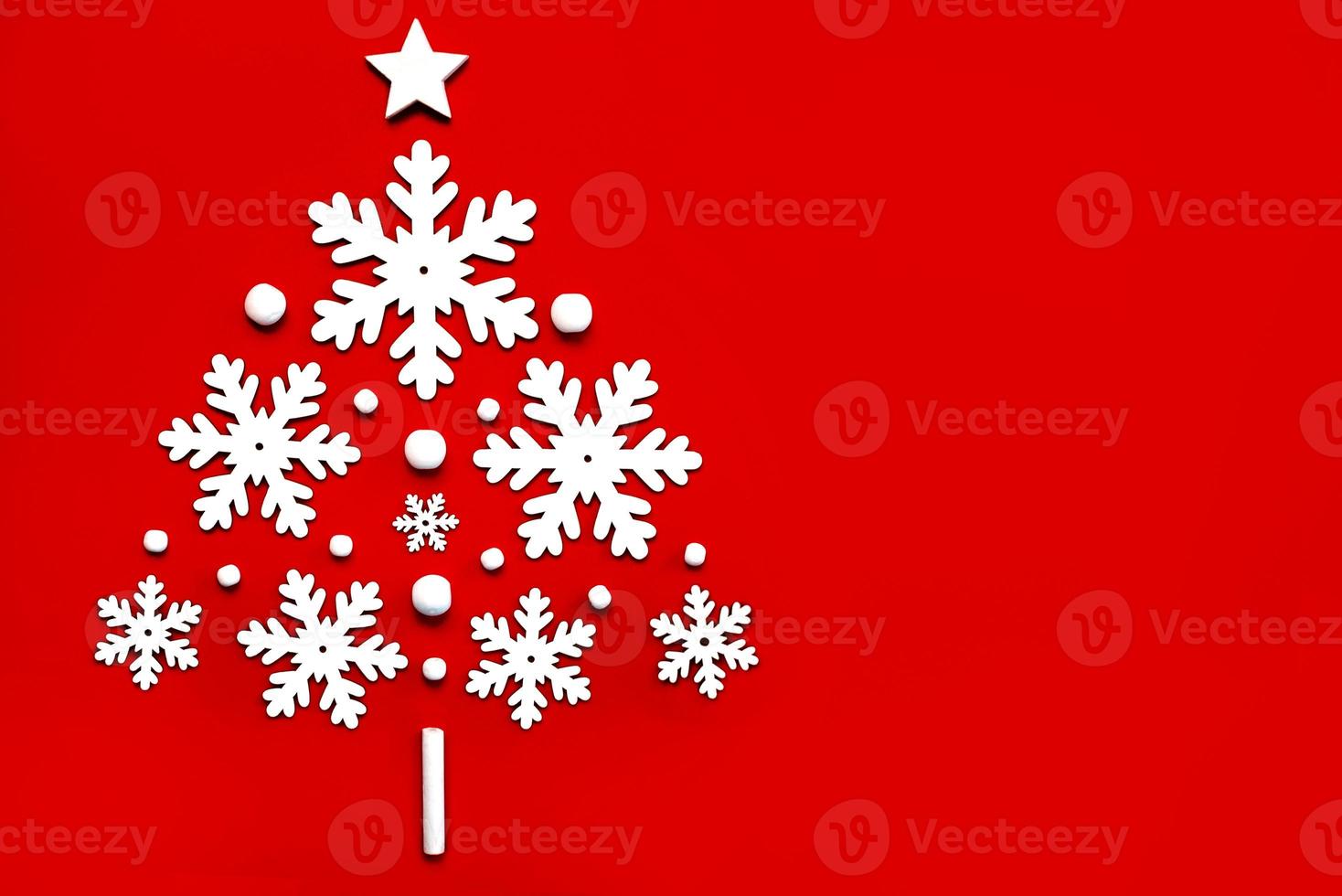 Buon Natale. fiocchi di neve a forma di albero di natale con spazio di copia. sfondo di concetto di natale foto
