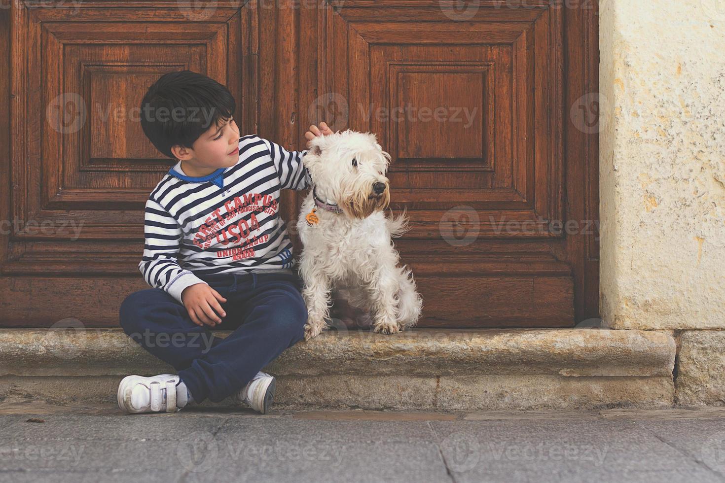 ragazzo felice con il suo cane foto