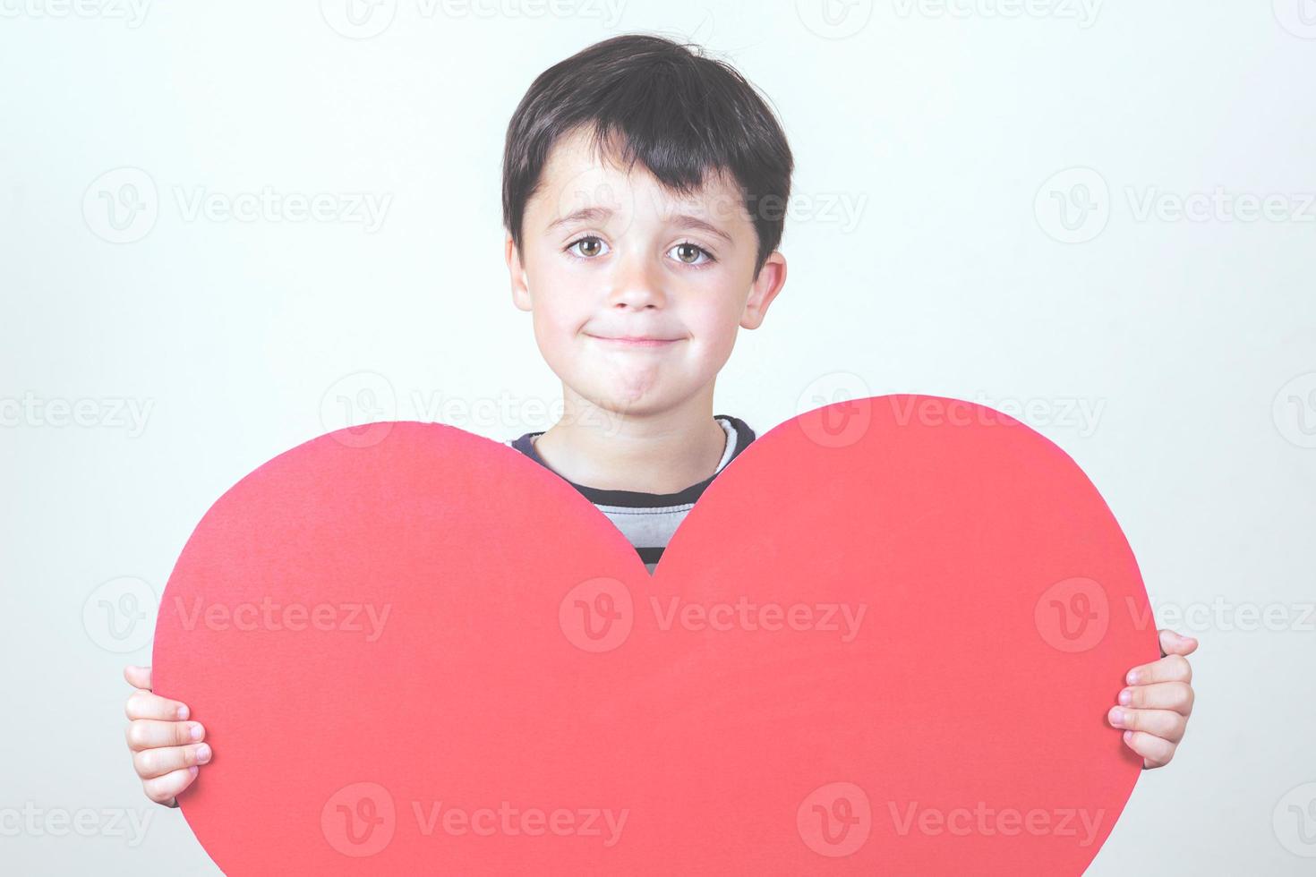 bambino felice con un cuore rosso foto