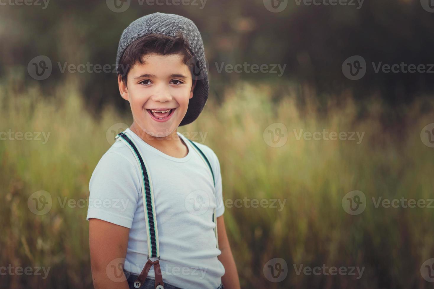 bambino felice nel campo foto