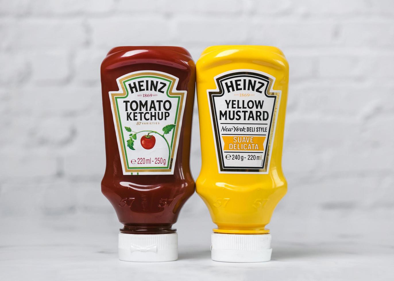 bottiglia di ketchup heinz e bottiglia di senape gialla heinz foto