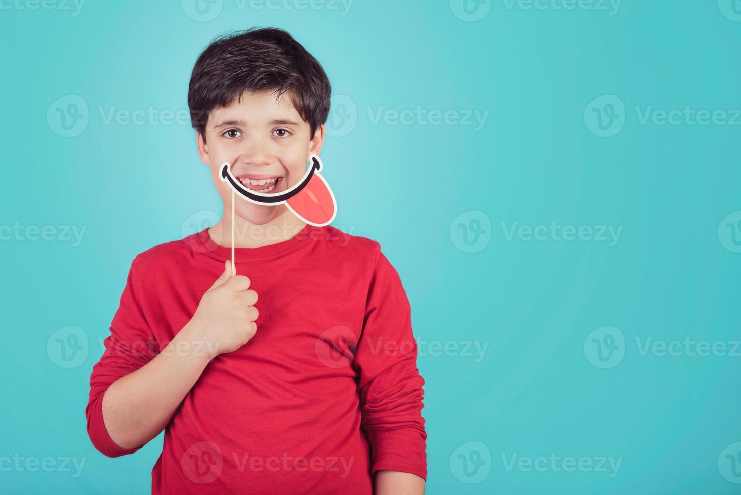 ragazzino sorridente con la faccia buffa foto