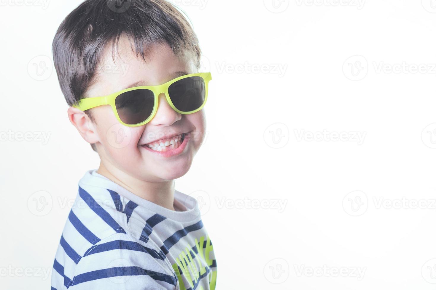 ragazzo sorridente con occhiali da sole foto