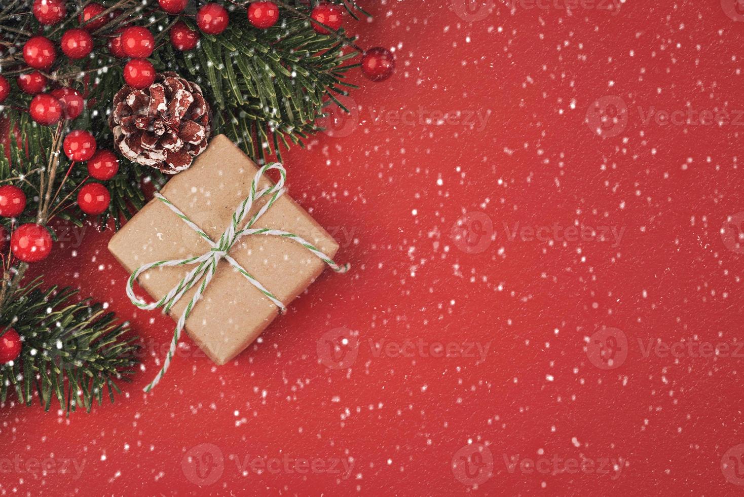 buon natale. concetto di natale sfondo. rami di albero di natale e regalo di natale con fiocchi di neve foto