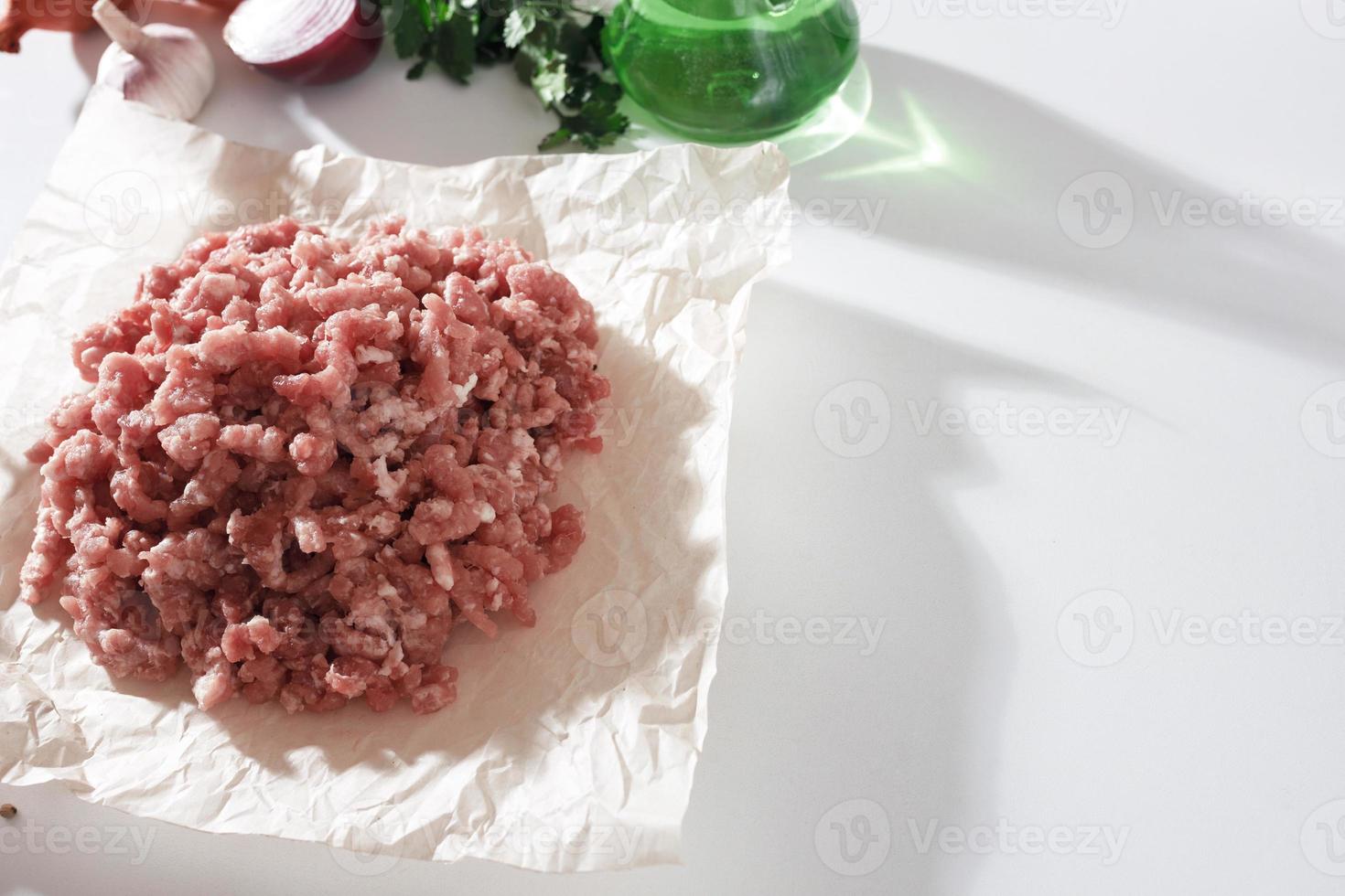 carne di maiale macinata fatta in casa su carta da forno foto