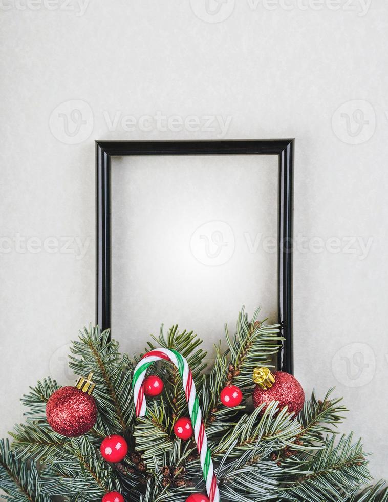 sfondo di concetto di natale. cornice nera con decorazioni natalizie e rami di abete foto