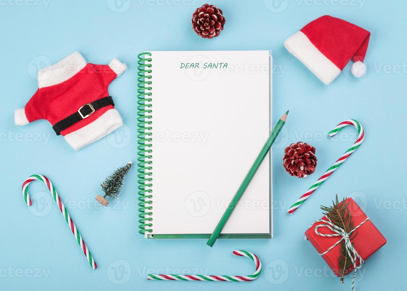 Merry Christmas.christmas concept background.letter a babbo natale con decorazioni natalizie foto