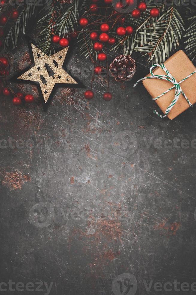 sfondo di concetto di natale. rami di albero di natale con stella di natale e regalo di natale foto