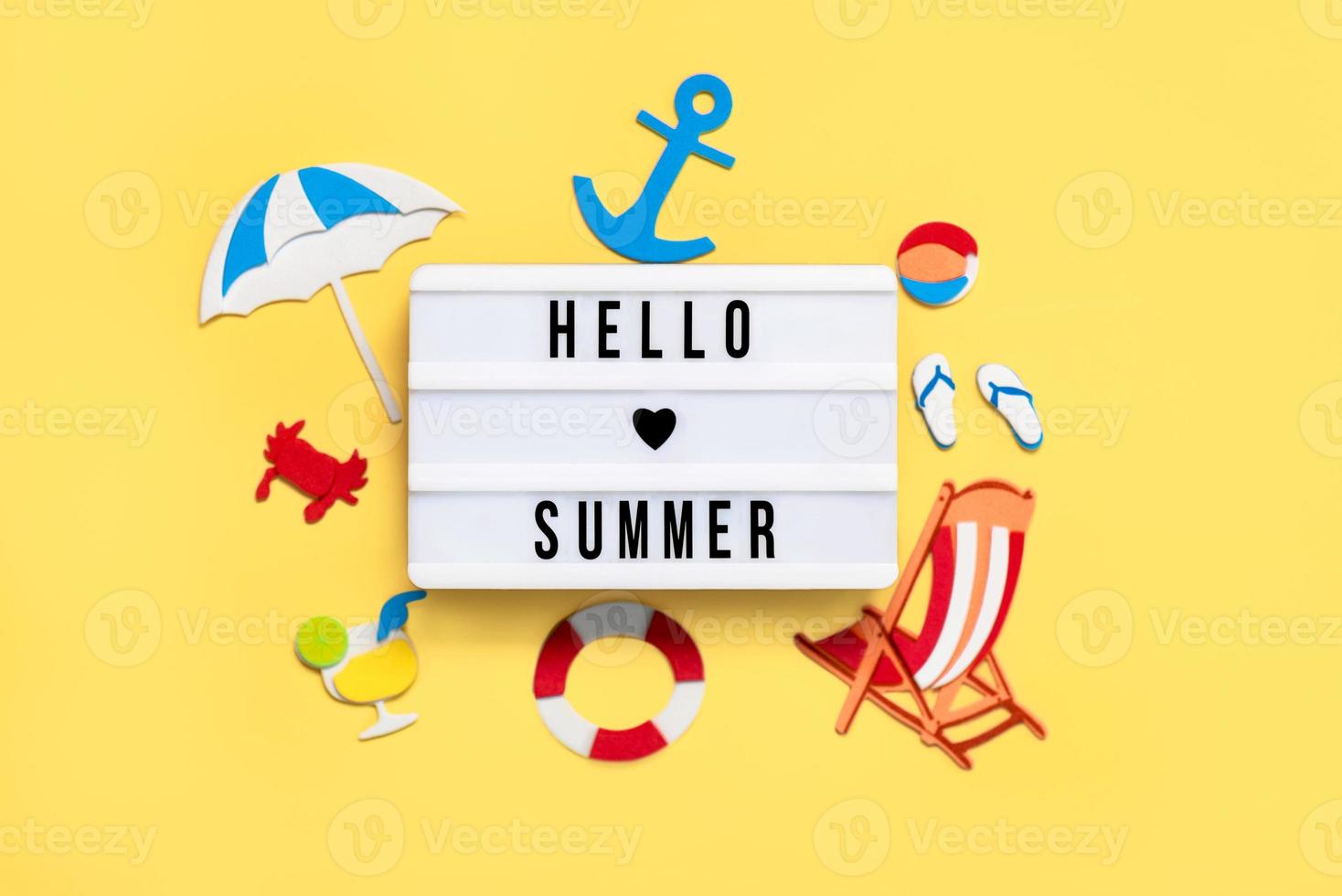 vacanze estive concept.lightbox con il testo ciao estate e disegni sulla spiaggia foto