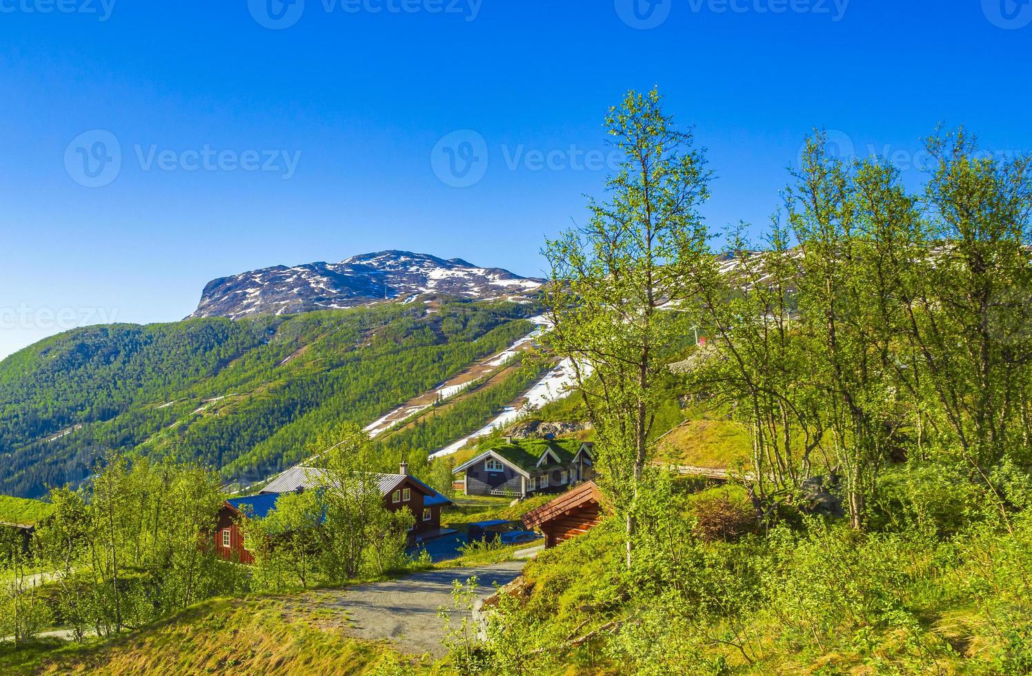 bellissimo panorama sciistico norvegese hemsedal con baite e baite. foto