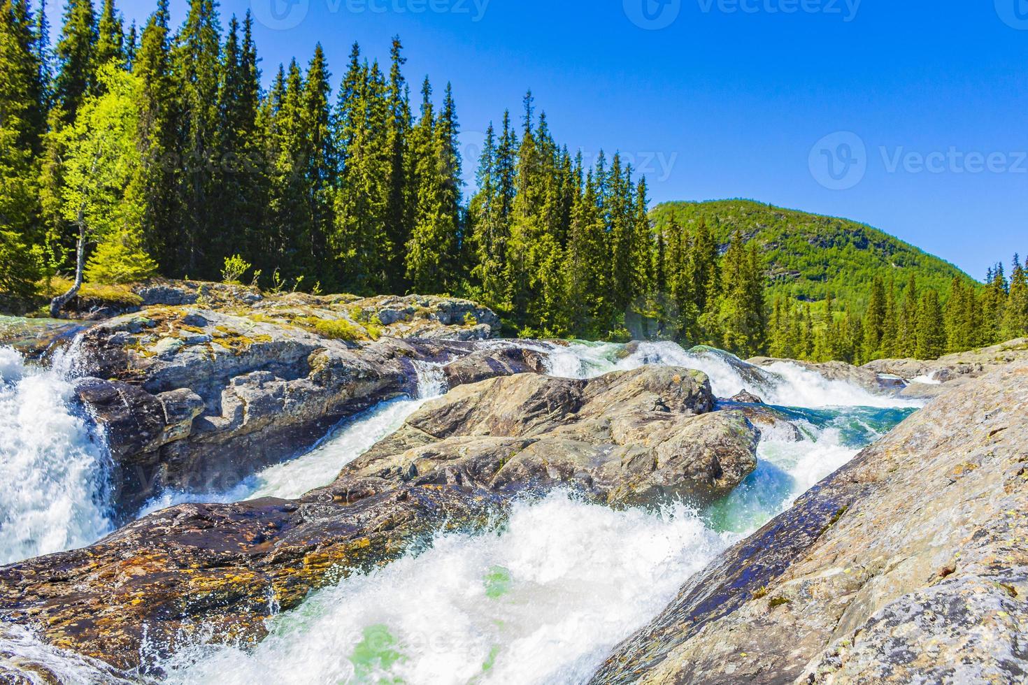 acqua di fiume che scorre veloce della bellissima cascata rjukandefossen hemsedal norvegia. foto
