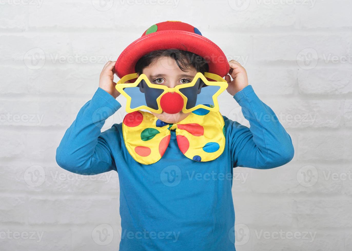 bambino con naso da clown e occhiali divertenti foto
