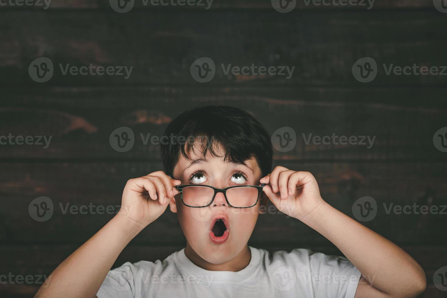 bambino divertente con gli occhiali foto