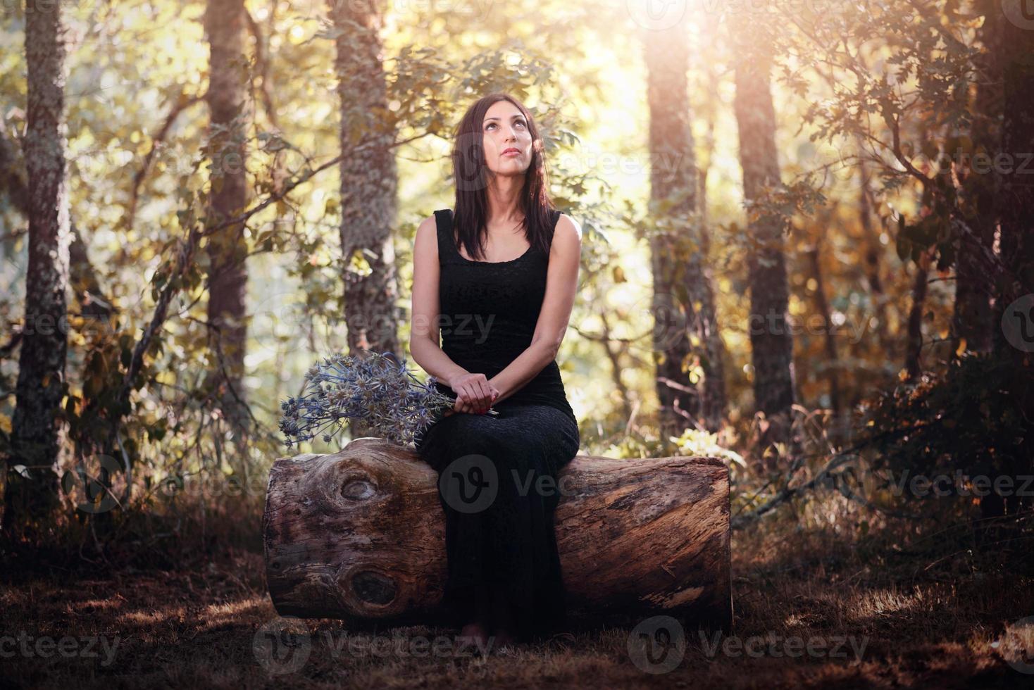 ritratto di bella giovane donna seduta nel campo foto