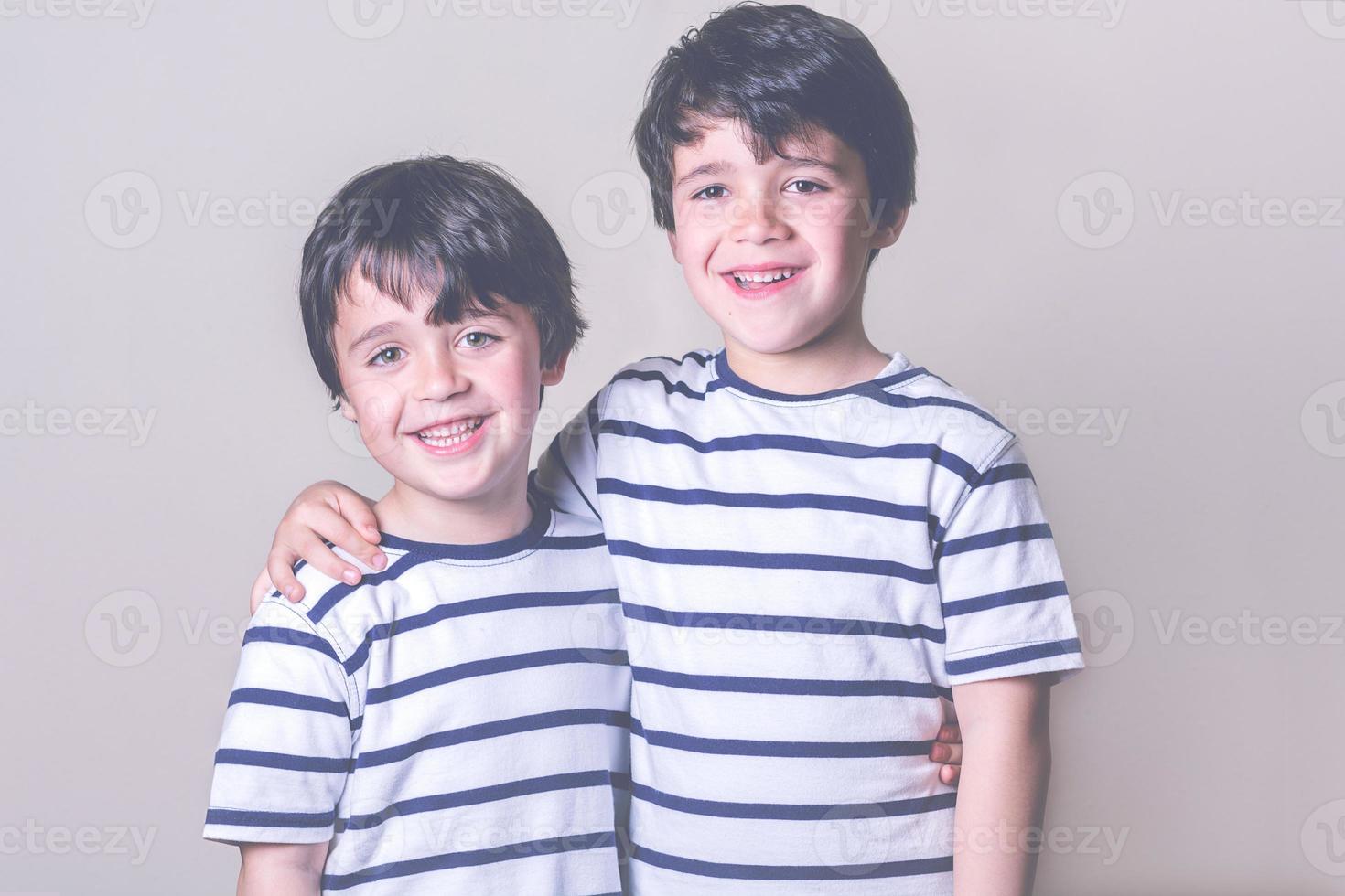 fratelli felici e sorridenti foto