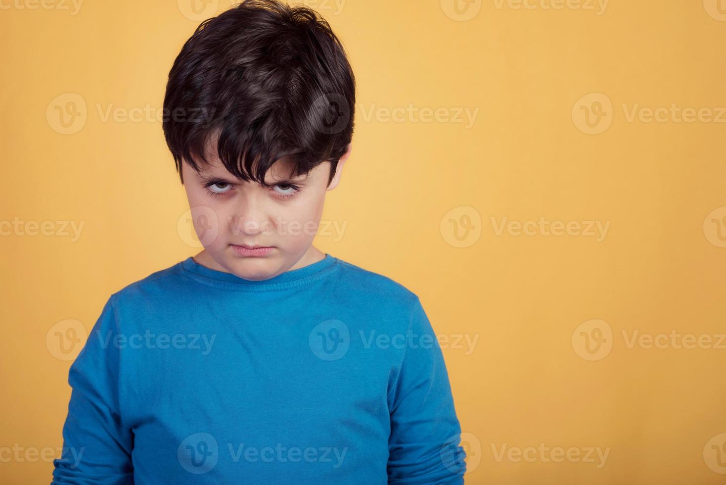 ragazzo arrabbiato su sfondo giallo foto