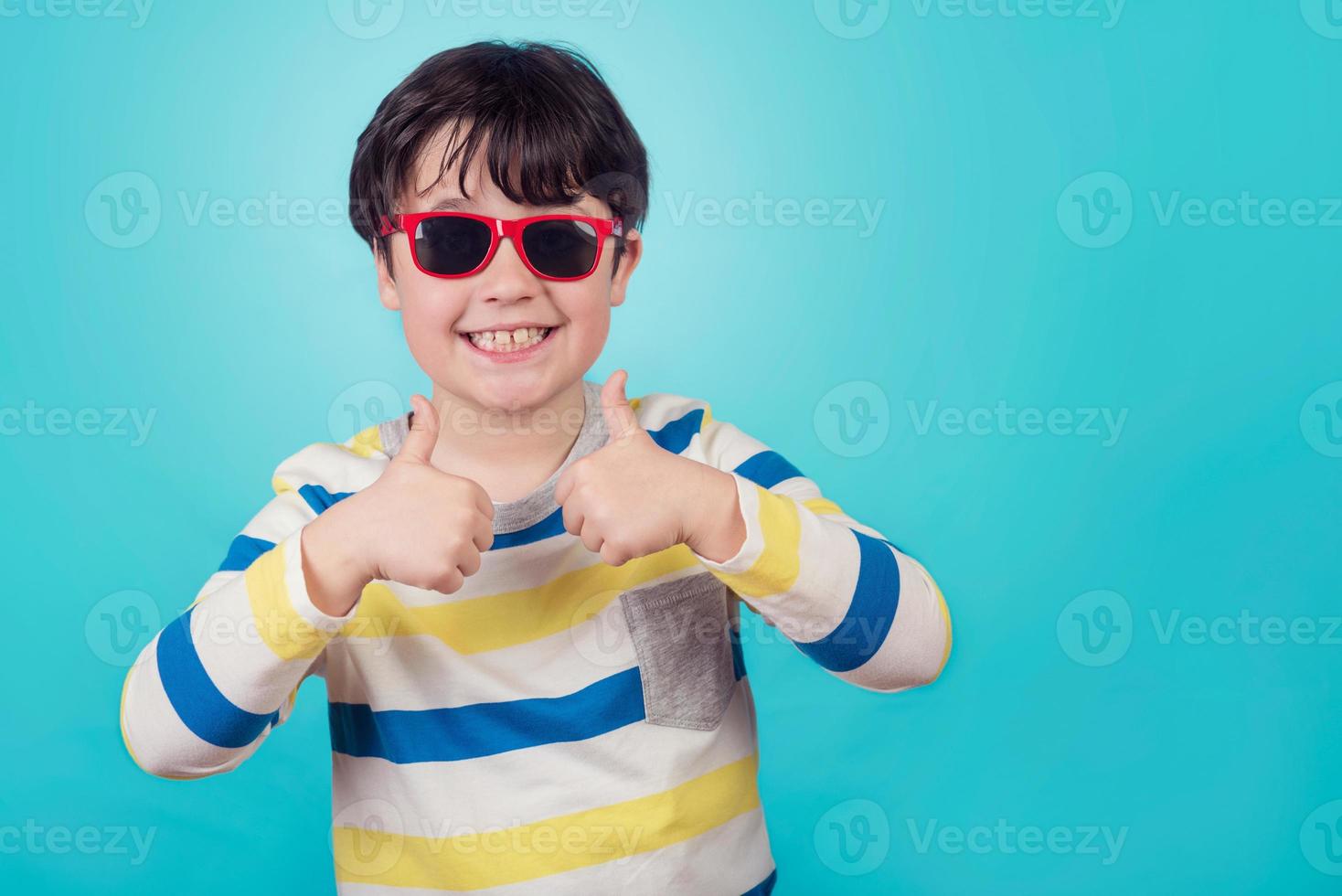 ragazzo sorridente con occhiali da sole foto