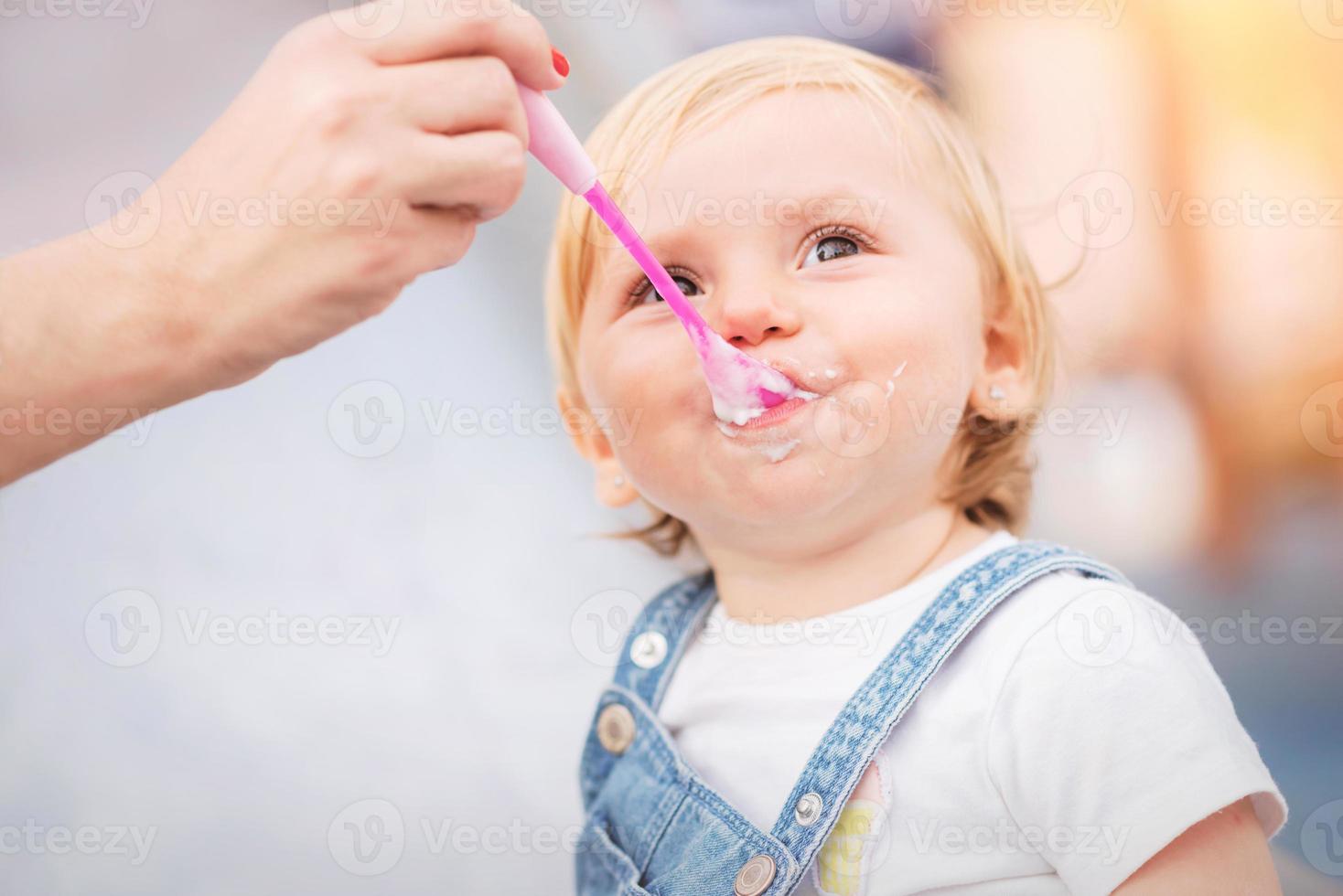 bambino che mangia all'aperto foto