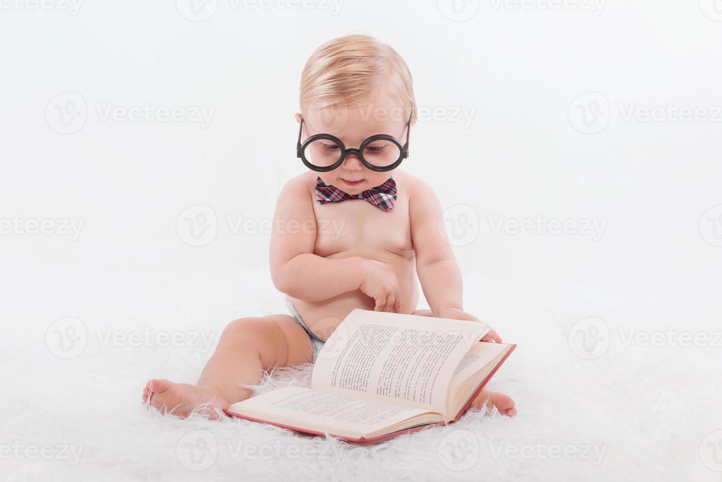 bambino che legge un libro foto