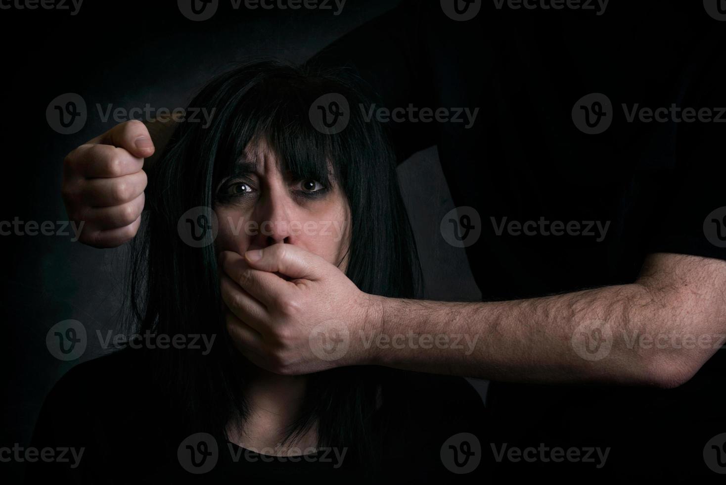 fermare la violenza, donna spaventata vittima di violenza domestica foto