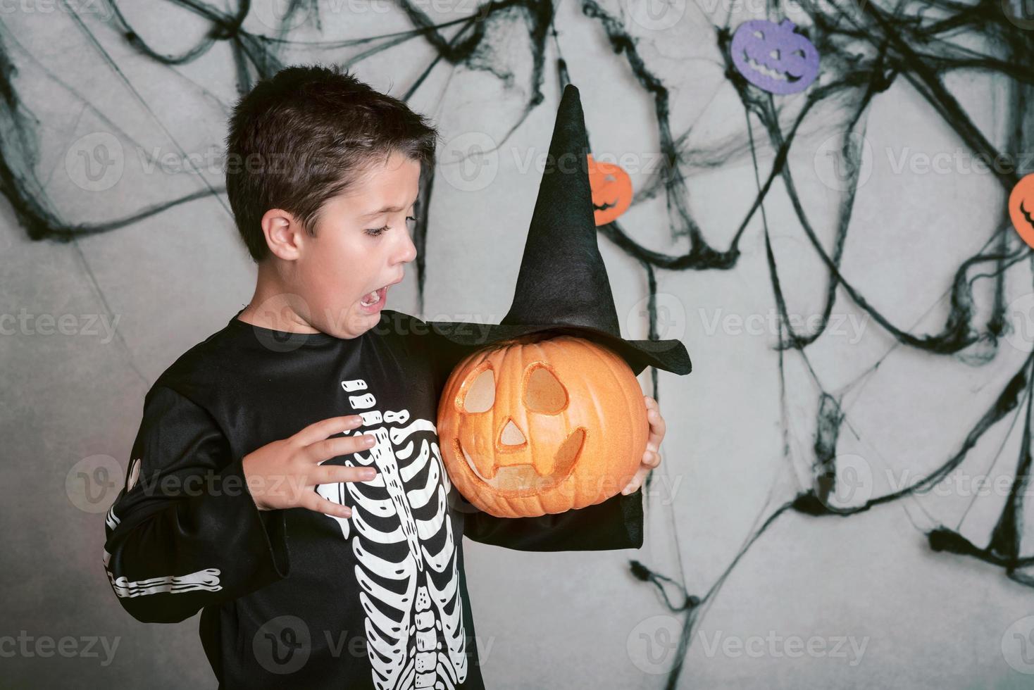 ragazzo divertente alla festa di halloween foto