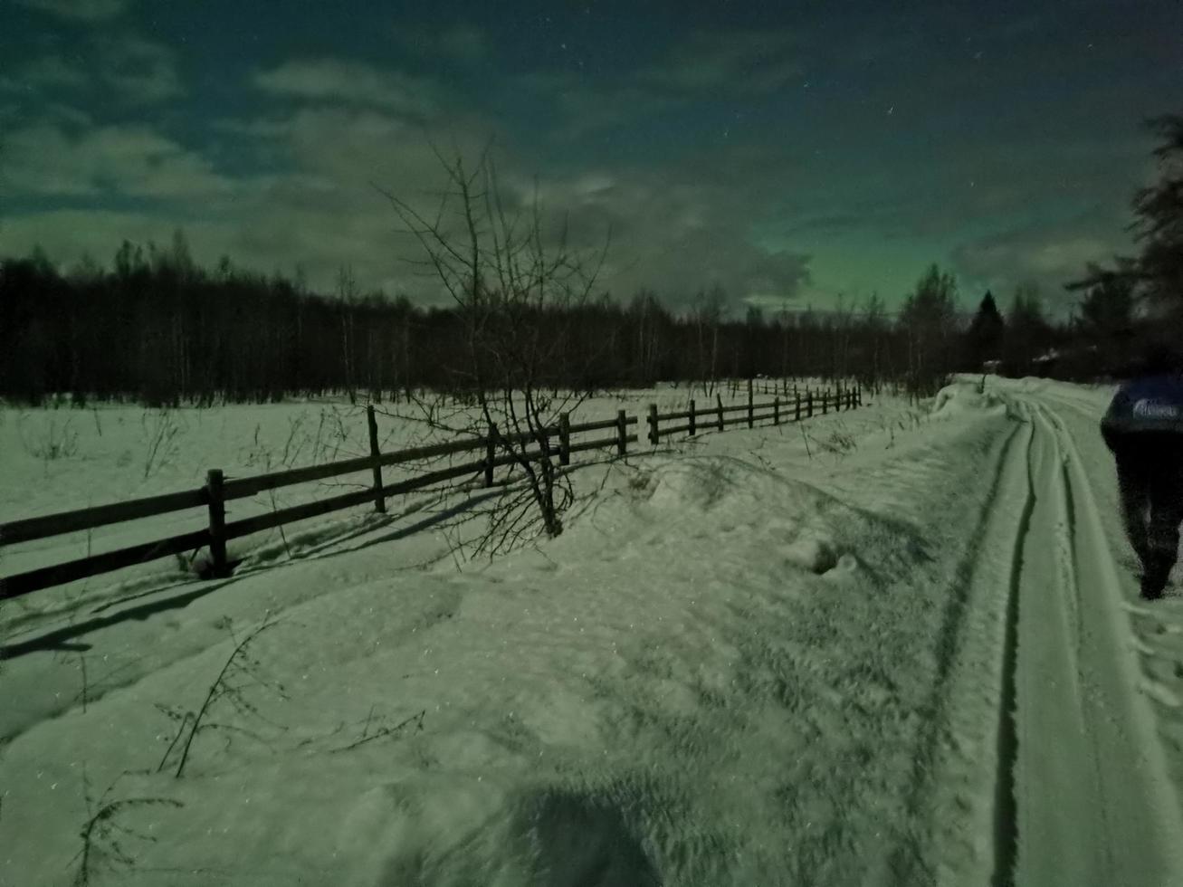 notte d'inverno nel villaggio russo di otturitsy foto