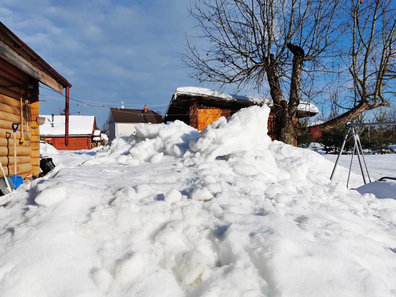 giornata invernale nel villaggio russo neve bene cielo blu foto