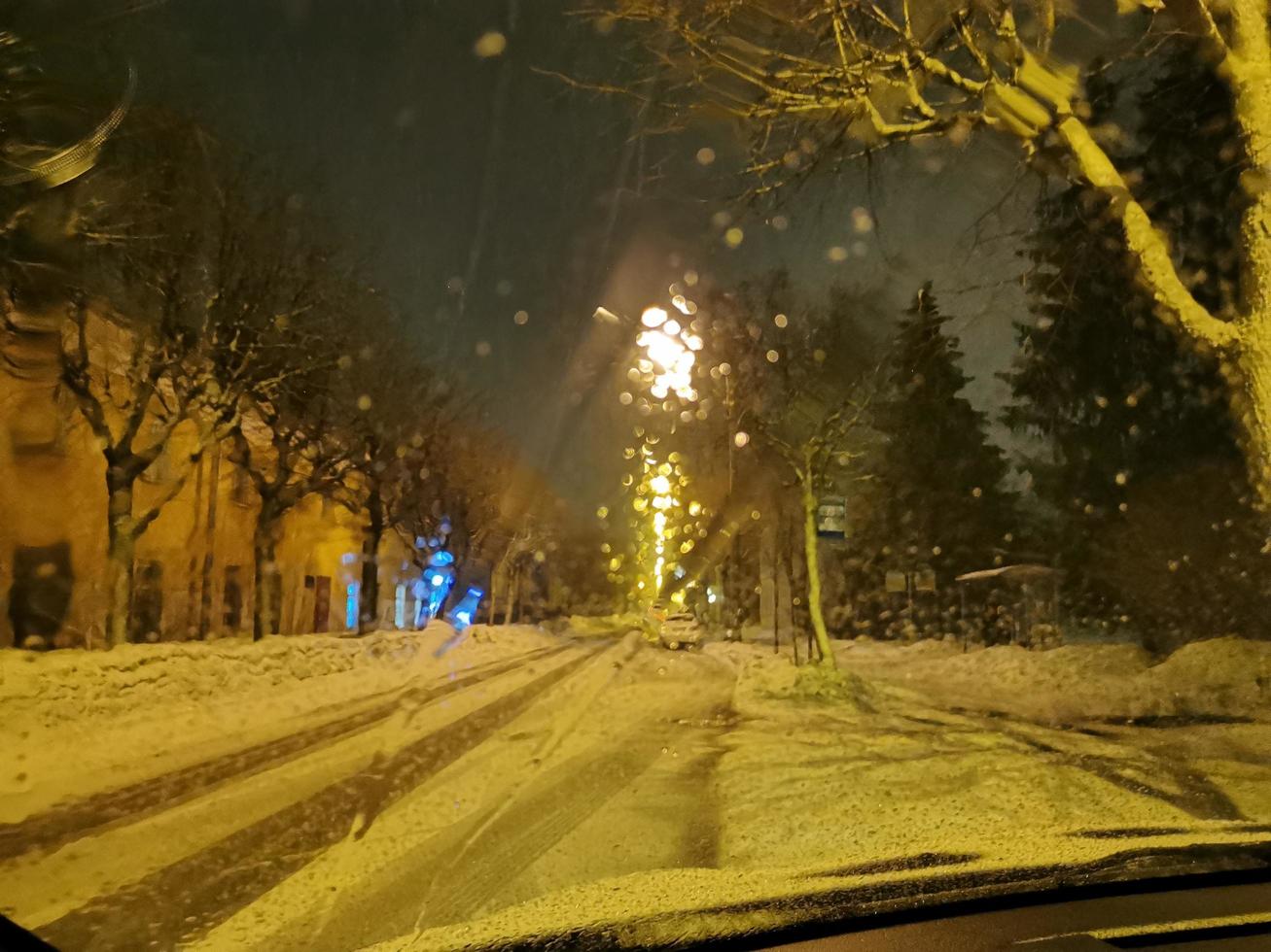 notte d'inverno pavlovsk attraverso il vetro dell'auto foto
