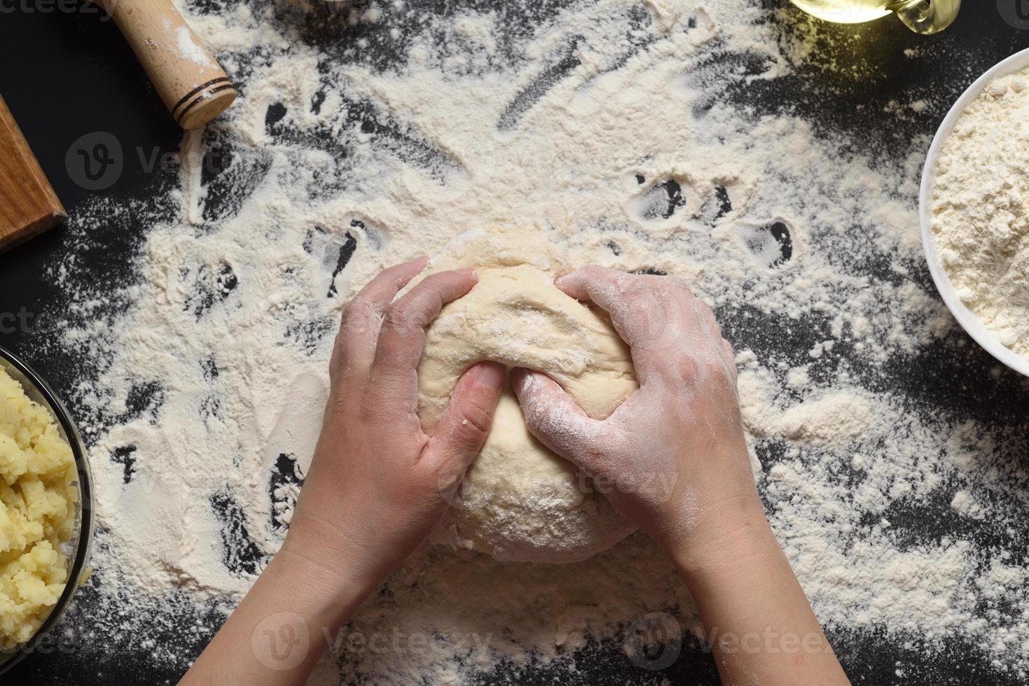 pasta per pizza o cottura su uno sfondo di legno nero scuro. cuocere pane, pizza, pasta. vista dall'alto, foto orizzontale