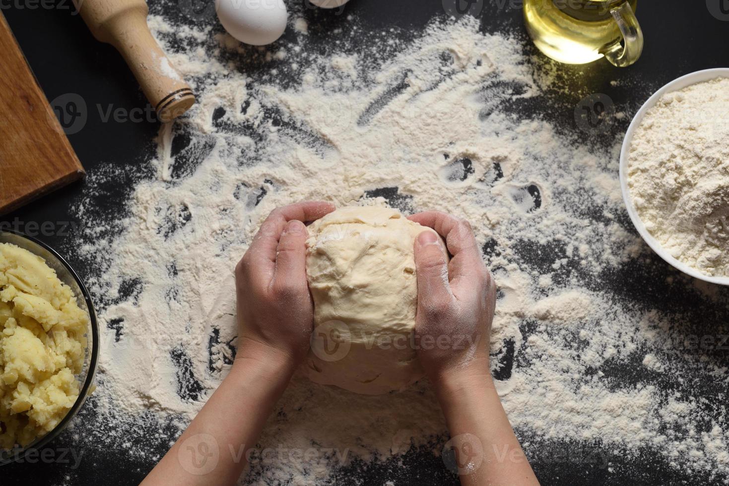 pasta per pizza o cottura su uno sfondo di legno nero scuro. cuocere pane, pizza, pasta. vista dall'alto, foto orizzontale