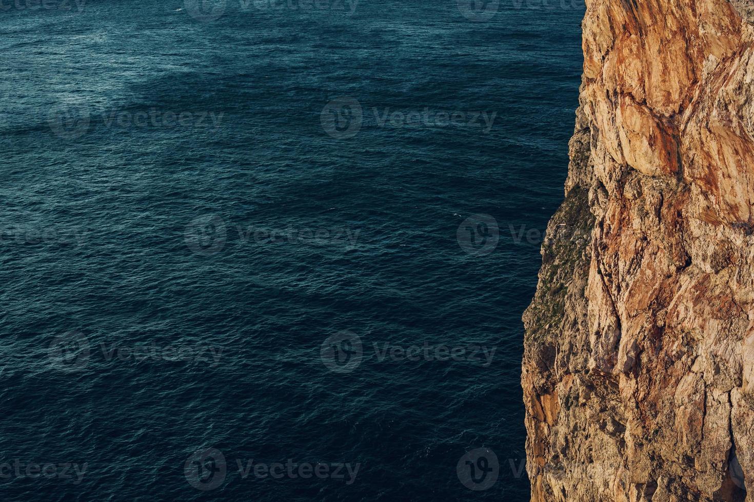 una vista di uno scoglio nel mare foto