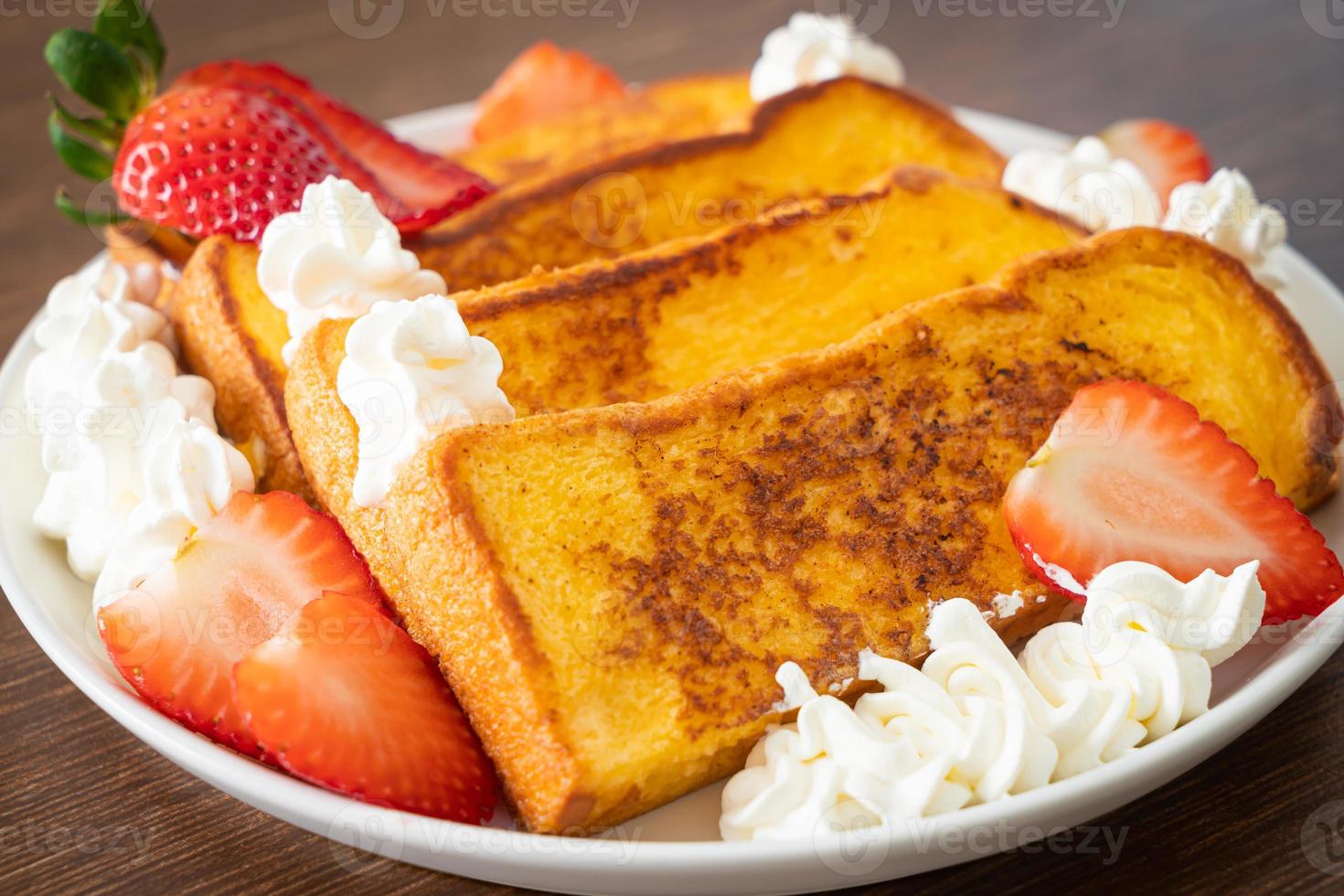 french toast con fragole fresche e panna montata foto