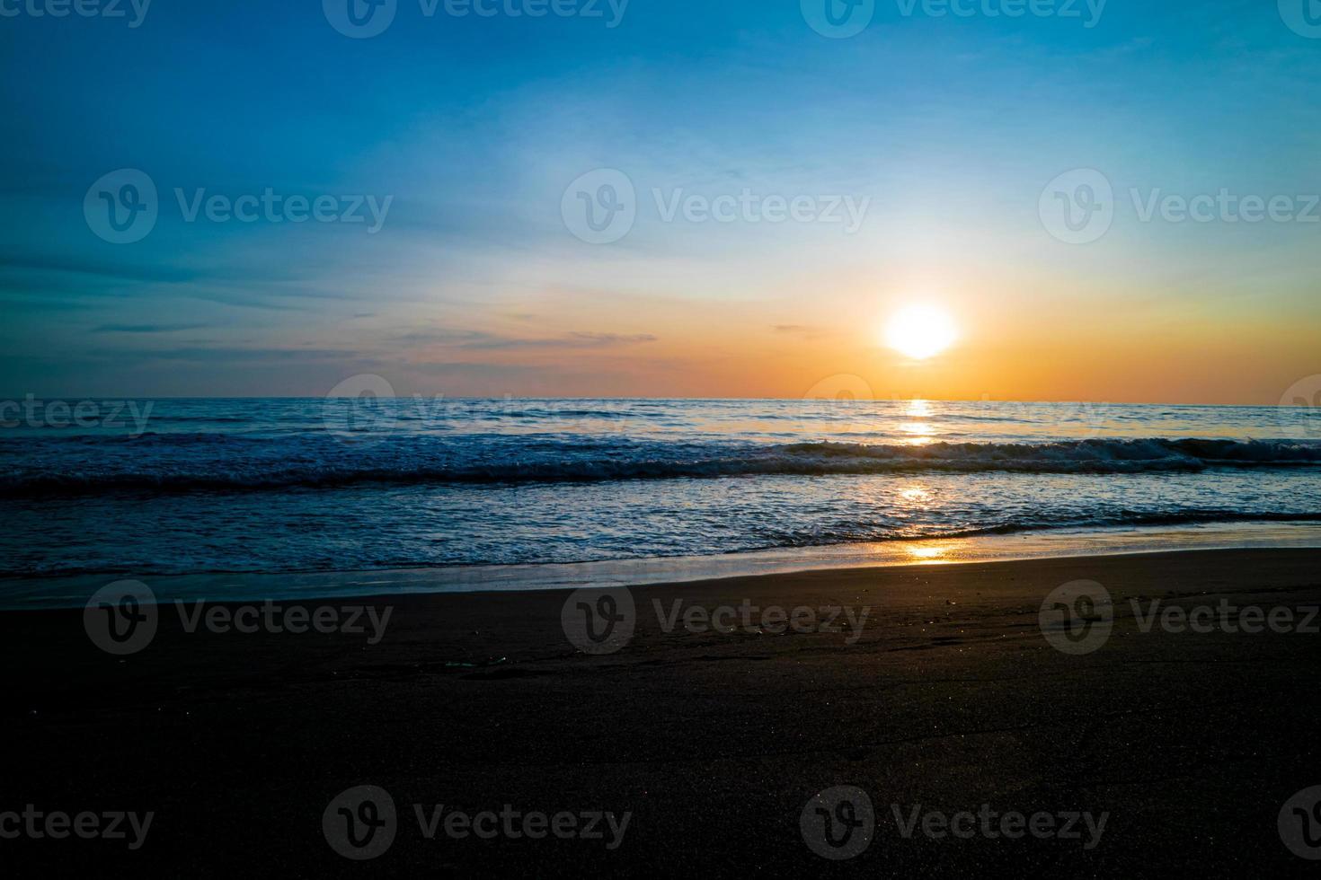 bellissimo tramonto sul mare con cielo colorato foto