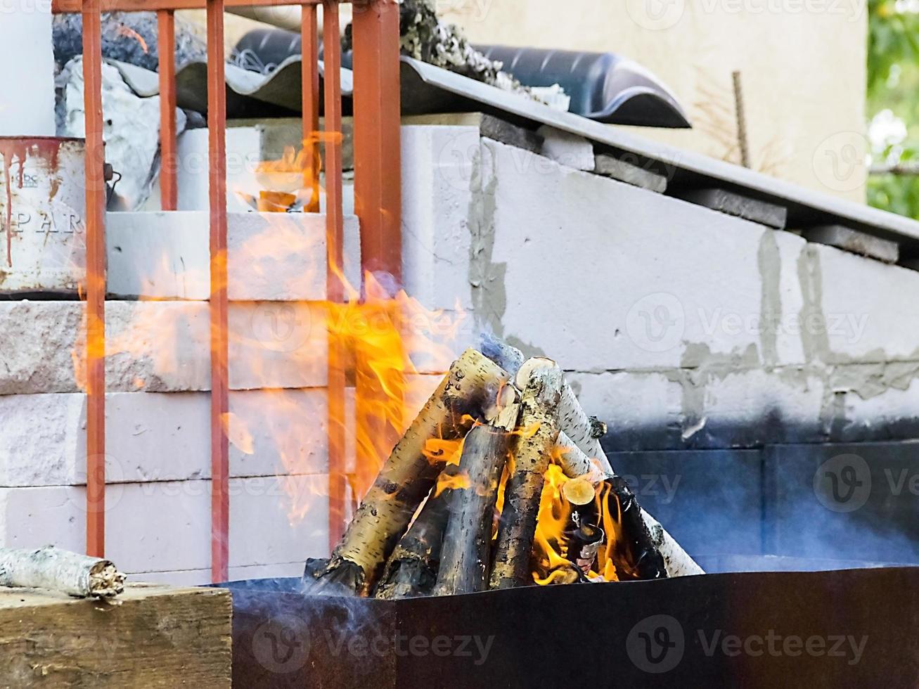 barbecue con braci ardenti e fiamme luminose foto