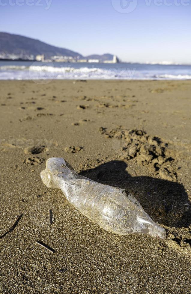 bottiglia di plastica sulla spiaggia foto