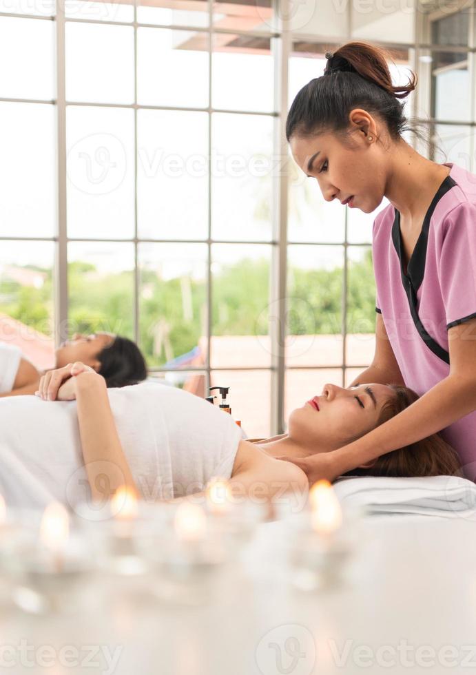 ritratto di giovane bella donna asiatica gode di un massaggio in un lussuoso resort termale foto