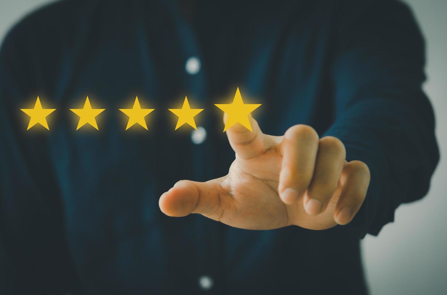 concetto del cliente servizio eccellente per la soddisfazione valutazione a cinque stelle con touch screen da uomo d'affari.feedback e recensioni positive dei clienti. foto
