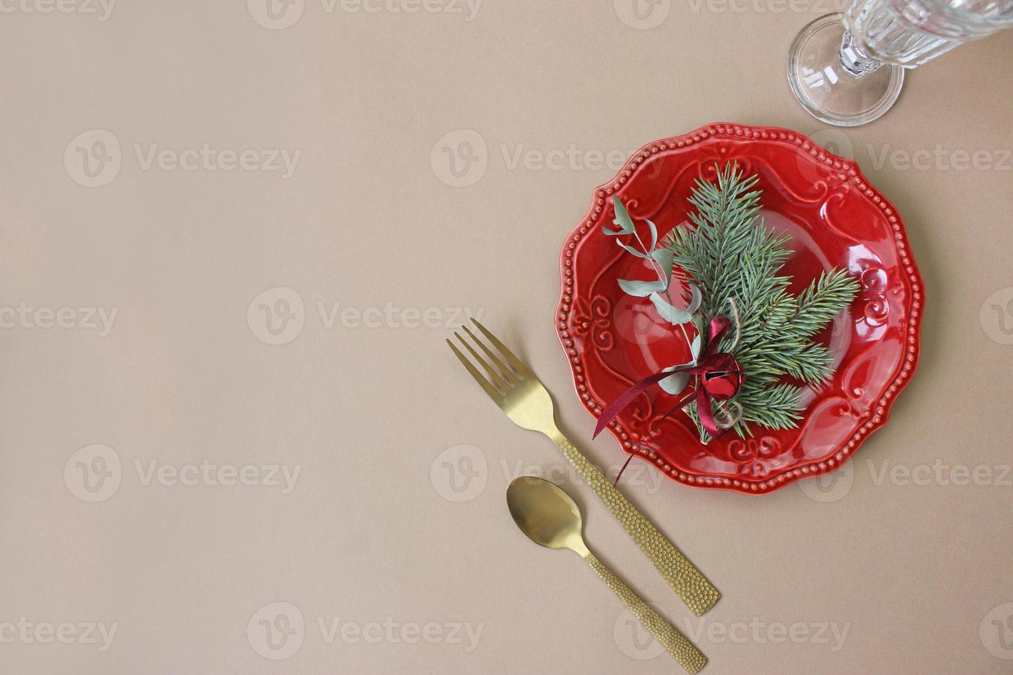 decorazione della tavola di natale. piatto per la cena di natale, decorazioni festive decorate con posate. vacanze invernali. Biglietto natalizio. spazio libero per il tuo testo. buon Natale Felice Anno Nuovo. foto