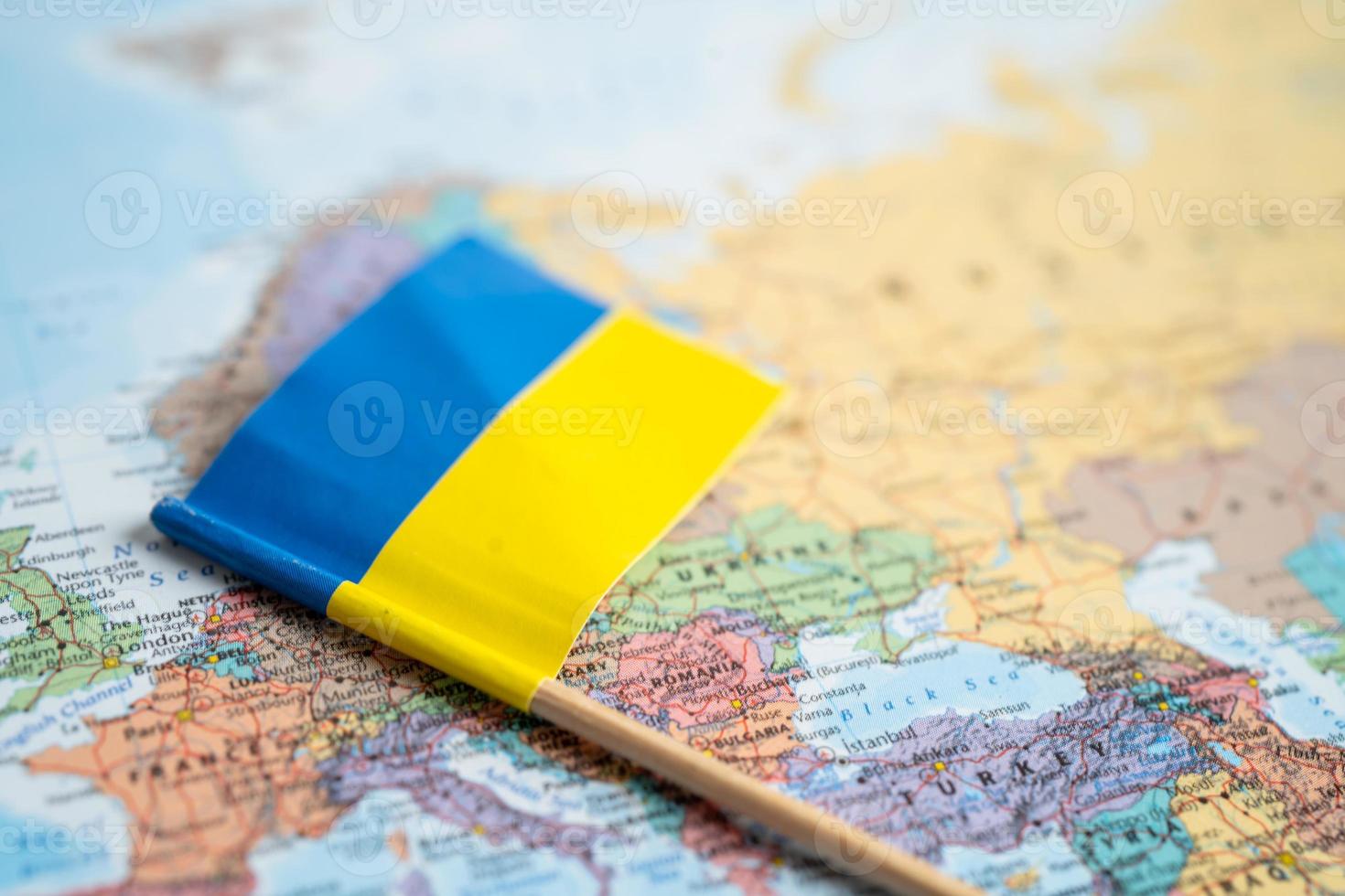 bangkok, tailandia - 1 febbraio 2022 bandiera dell'ucraina sullo sfondo della mappa del mondo. foto