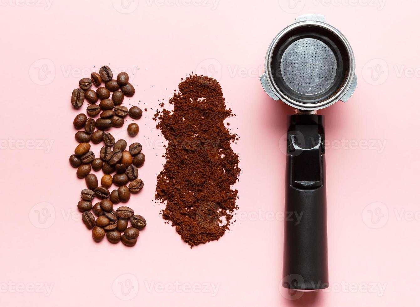 portafiltro per macchina da caffè espresso, caffè macinato e chicchi di caffè su sfondo rosa. foto