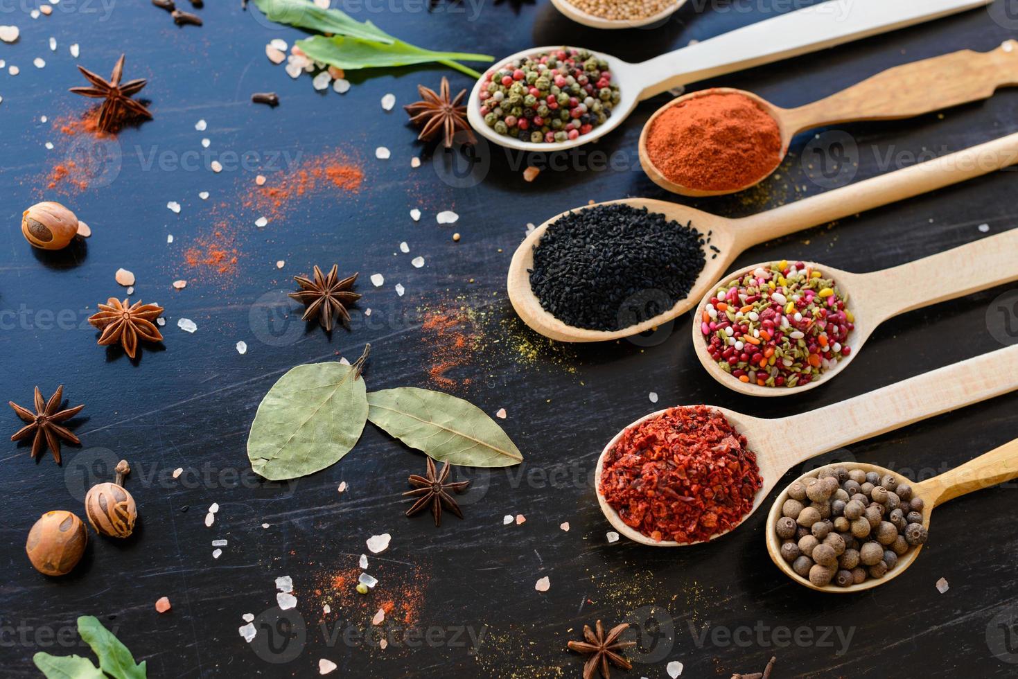 spezie ed erbe aromatiche sul vecchio tavolo da cucina. cibo e ingredienti della cucina foto