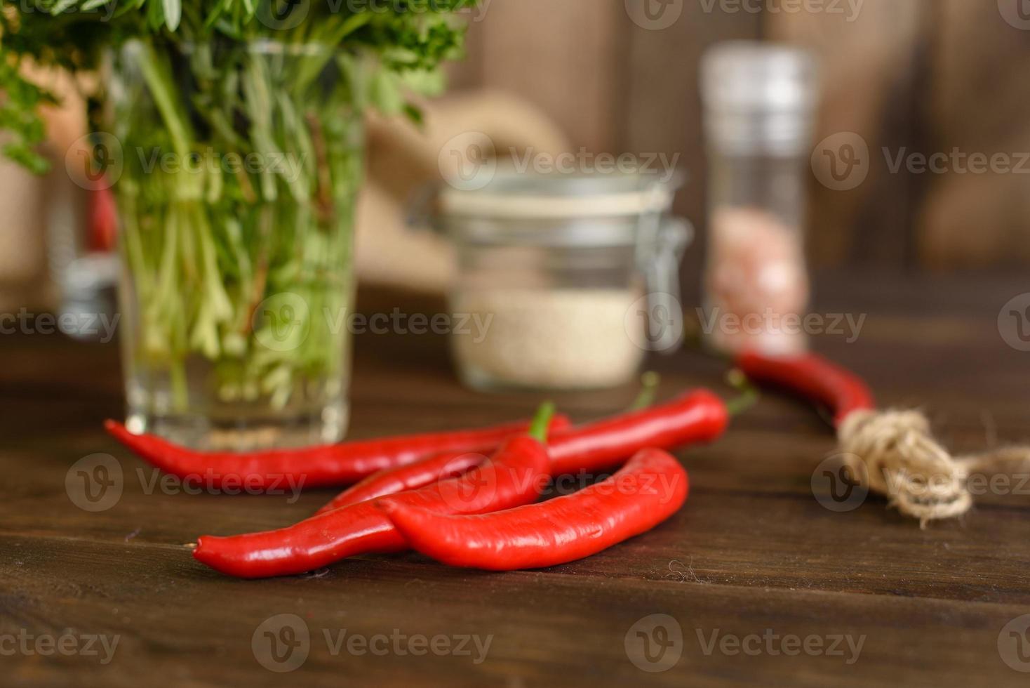 spezie ed erbe aromatiche sul vecchio tavolo da cucina. cibo e ingredienti della cucina foto