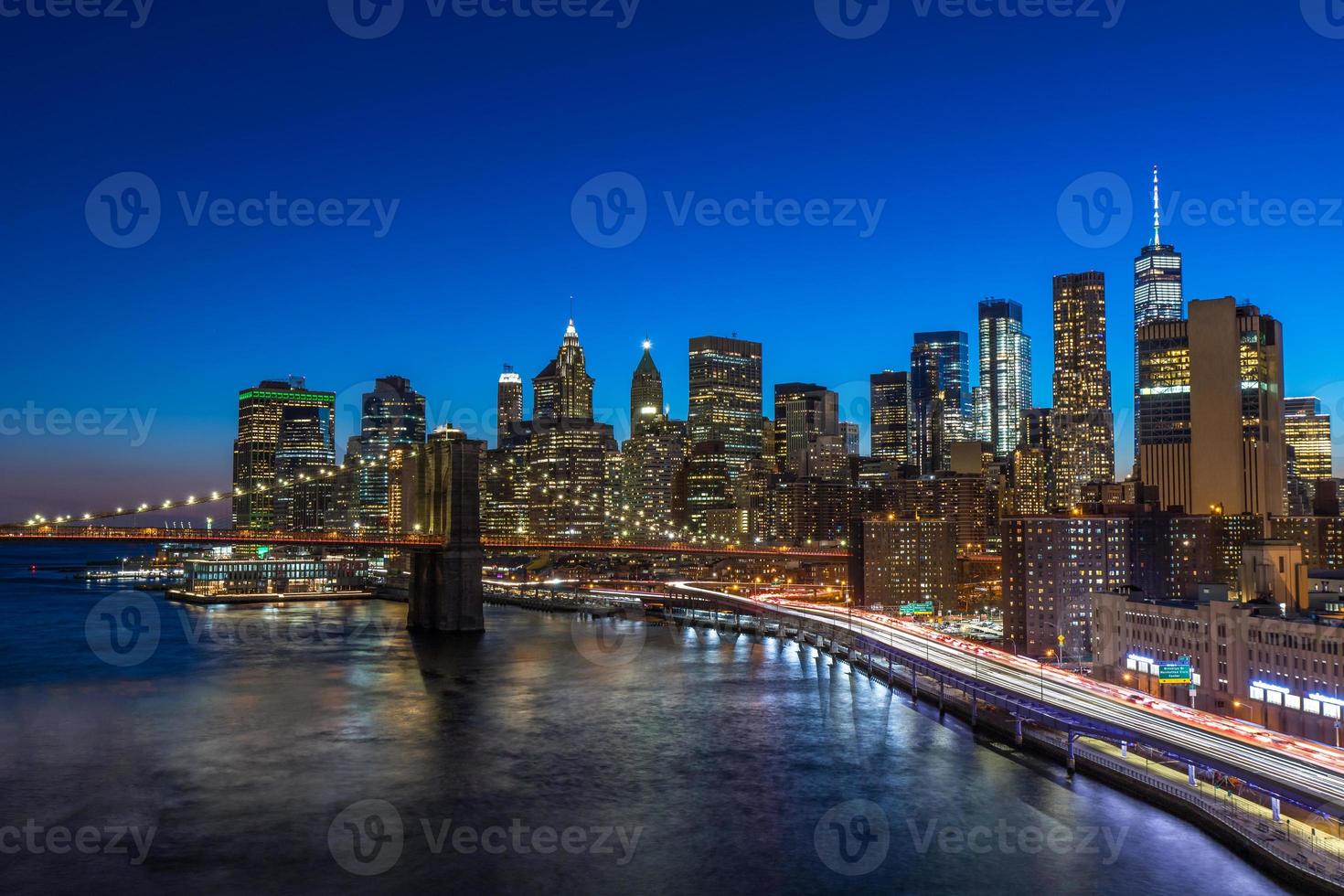 ponte di brooklyn nel centro di manhattan con paesaggio urbano di notte new york usa foto
