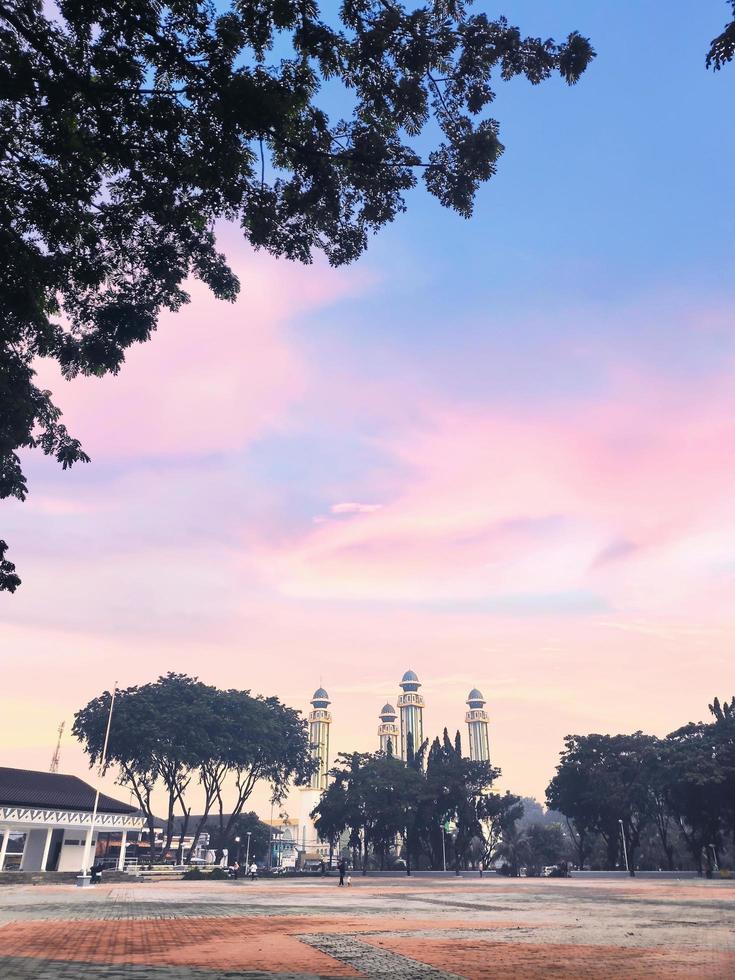 la vista della piazza della città di Bekasi sotto il cielo crepuscolare foto