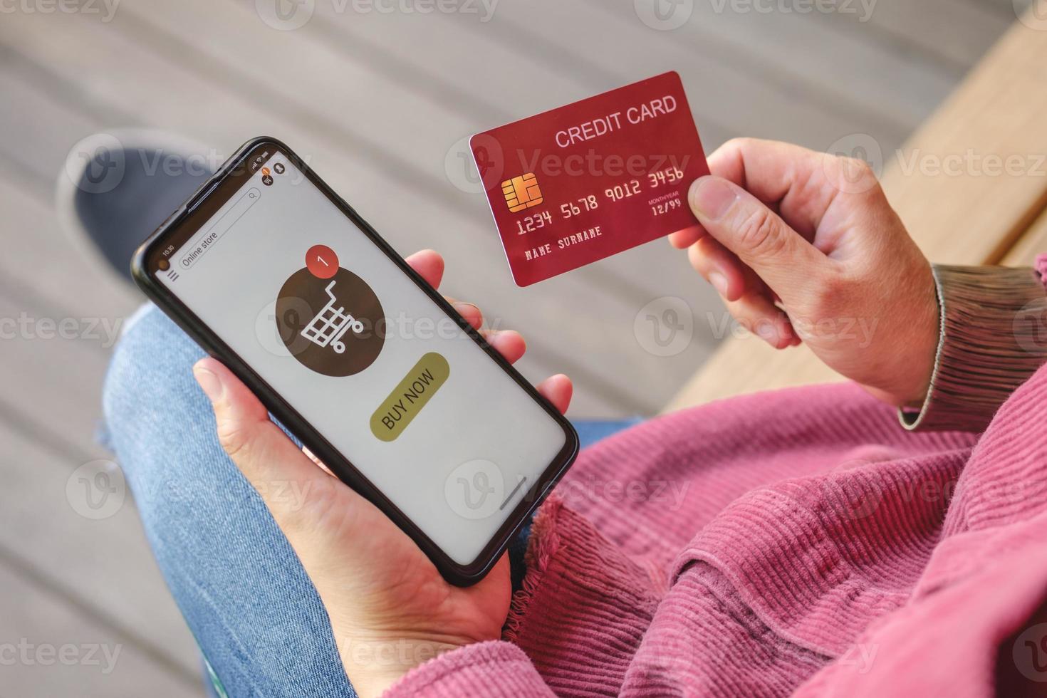 la donna asiatica usa la carta di credito paga senza contatto sull'app per lo shopping mobile foto