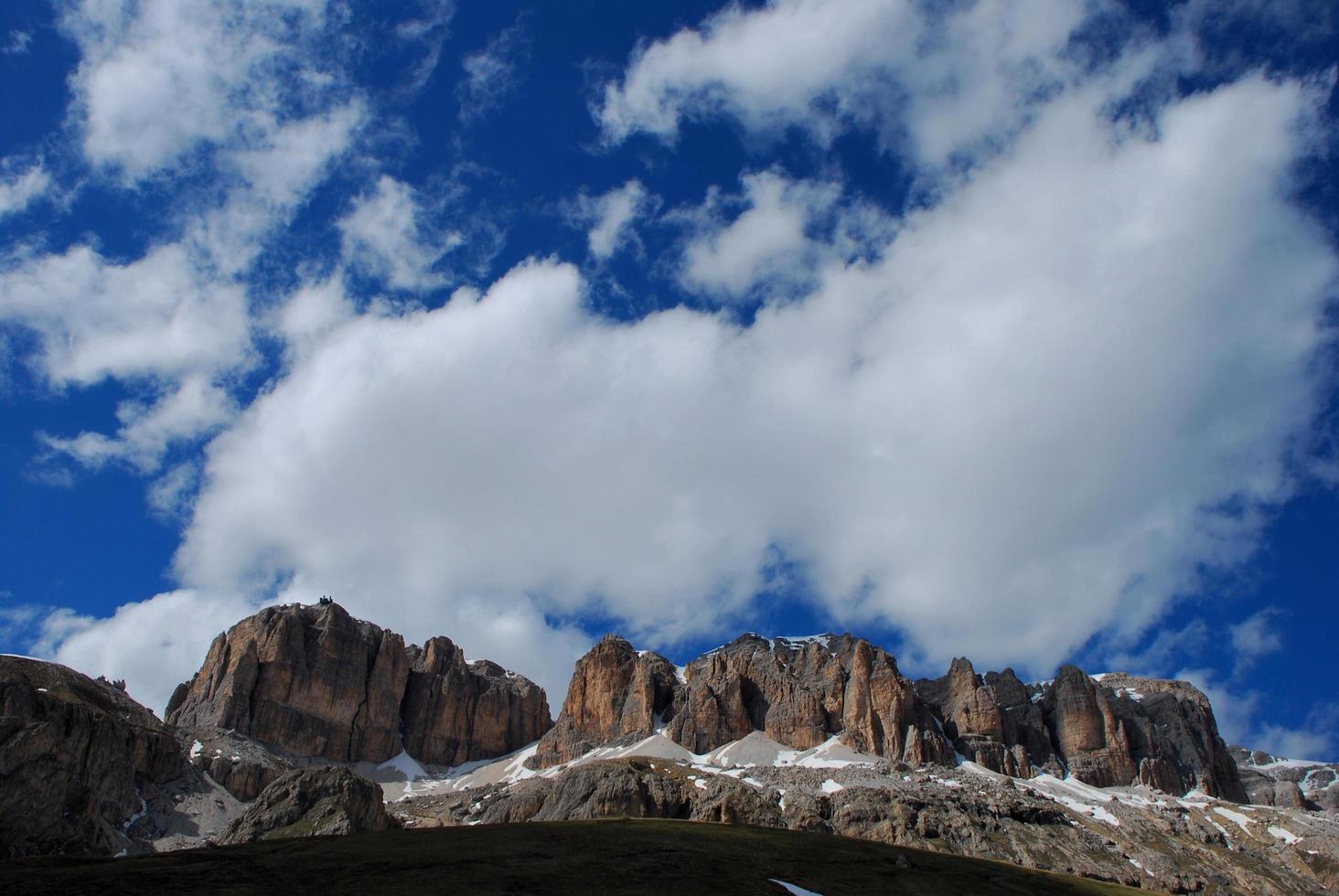 paesaggio con montagne e cielo foto