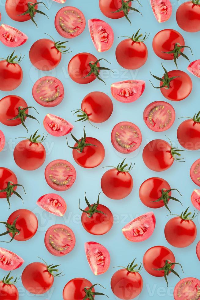 pomodoro rosso su sfondo blu foto