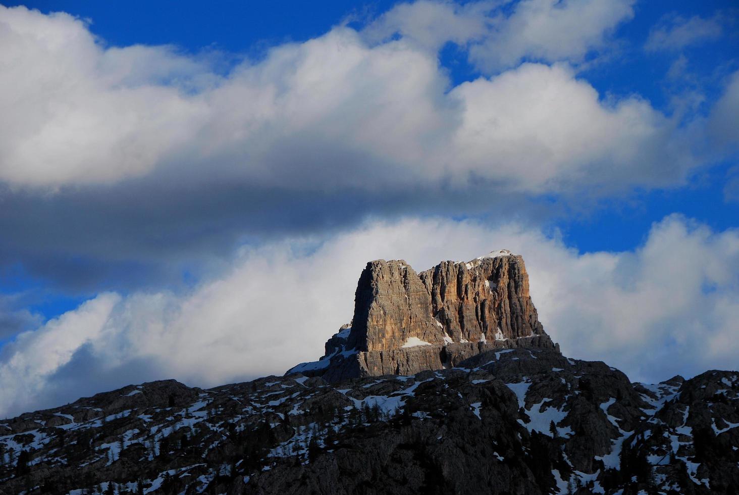 enorme roccia singola in montagna foto